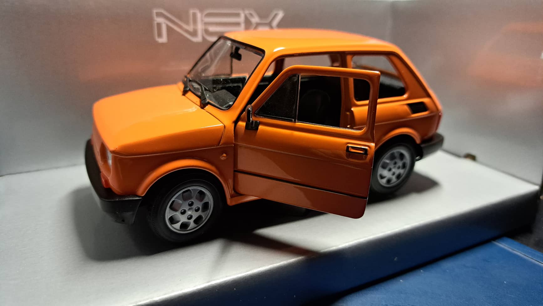 Fiat 126 model 1:21 oranžový